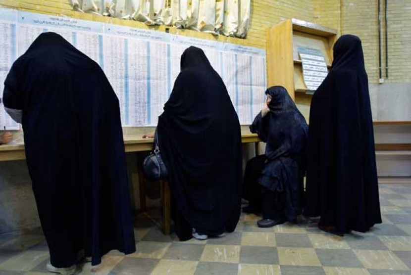   Perempuan Iran  berada dalam TPS untuk memilih presiden Iran dan Dewan Kota di Teheran, Iran, Jumat (14/6).
