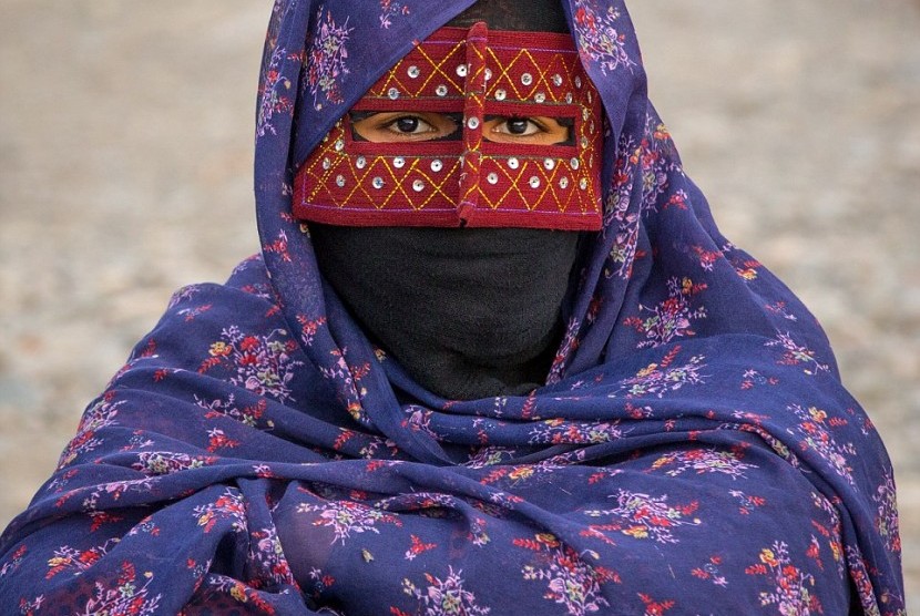 Perempuan Iran di Desa Qeshm Island, pesisir Iran mengenakan topeng atau boregheh sebagai bagian dari budaya (Ilustrasi)