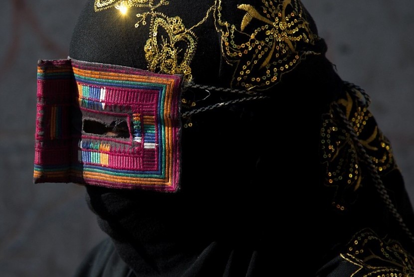 Perempuan Iran di Desa Qeshm Island, pesisir Iran mengenakan topeng atau boregheh sebagai bagian dari budaya.