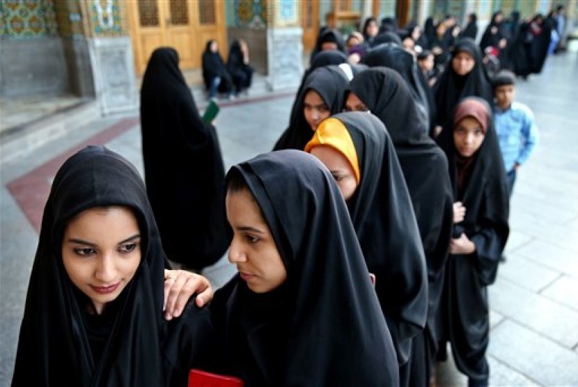 Perempuan Iran mengantre untuk memberi suara dalam pemilu parlemen di Qom, 125 kilometer dari Teheran, Jumat, 26 Februari 2016.