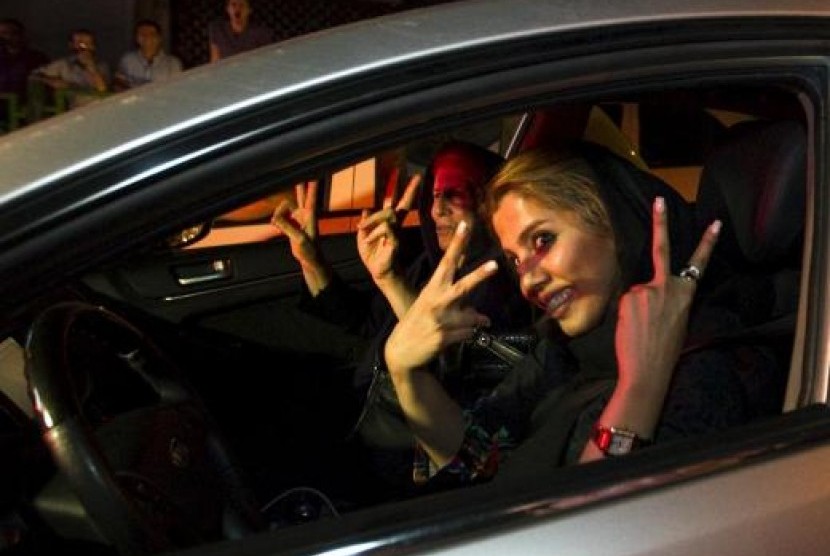 Perempuan Iran saat berkendara