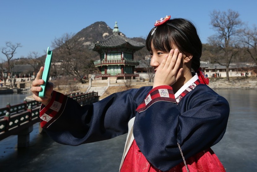 Perempuan Korea mengenakan busana tradisional Hanbok saat liburan tahun baru Cina. Tahun baru Cina dirayakan di berbagai negara, termasuk Korea Selatan.