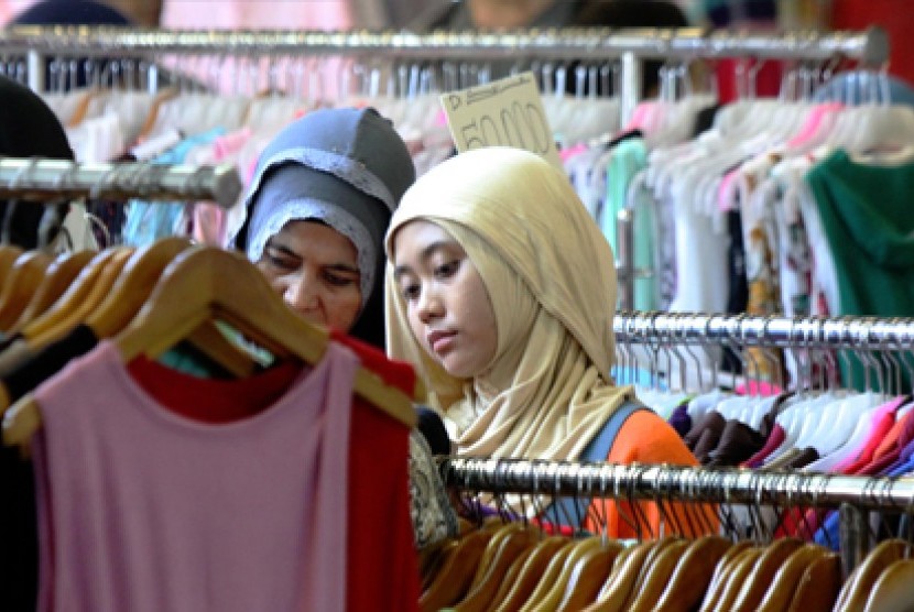 Gaya berbusana dengan 'fast fashion' bisa berdampak buruk bagi lingkungan (Foto: ilustrasi perempuan membeli pakaian)