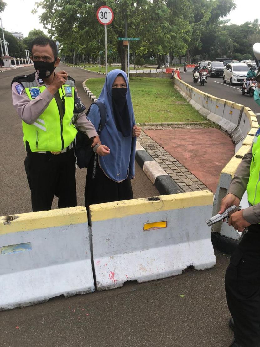 Perempuan membawa pistol menodong Paspampres di Istana Kepresidenan, Jakarta Pusat, Selasa (25/10/2022) pagi WIB. Perempuan yang kemudian diketahui bernama Siti Elina itu ditetapkan sebagai tersangka. (ilustrasi)