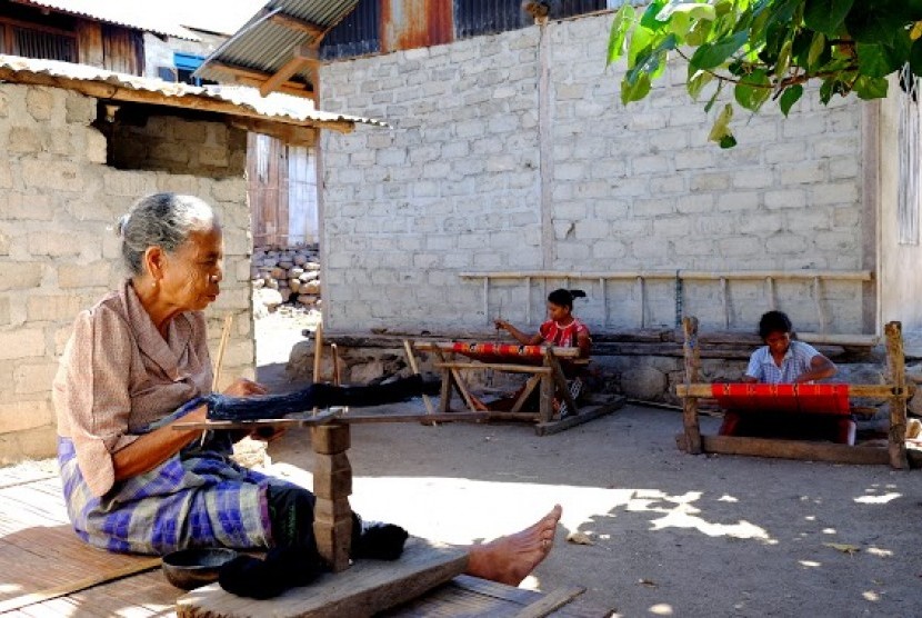 Perempuan menenun kain, salah satu aktifitas warga di Wolwal  Kabupaten Alor, Nusa Tenggara Timur (NTT).