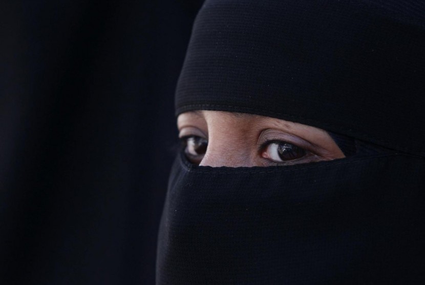 Perempuan mengenakan burka
