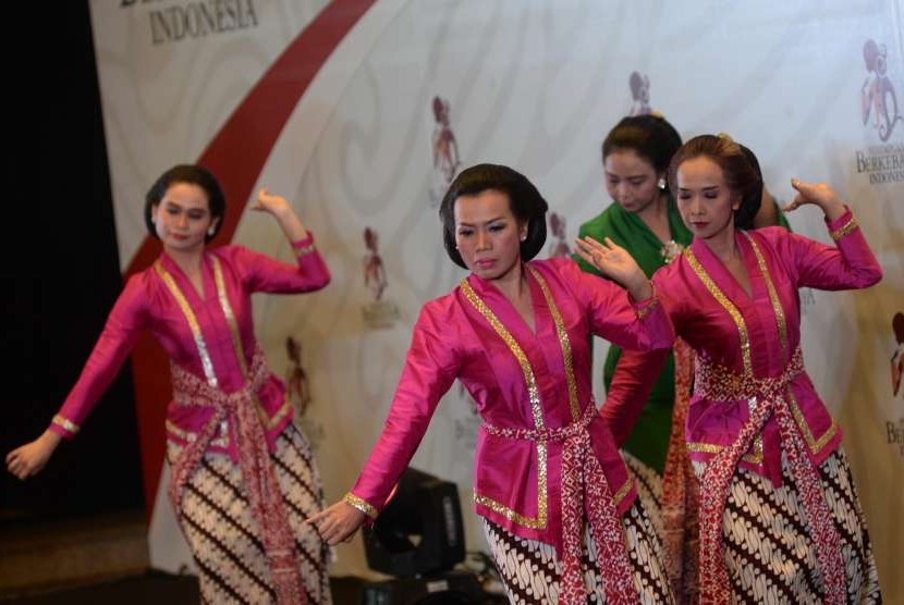 Perempuan mengenakan kebaya khas Indonesia.