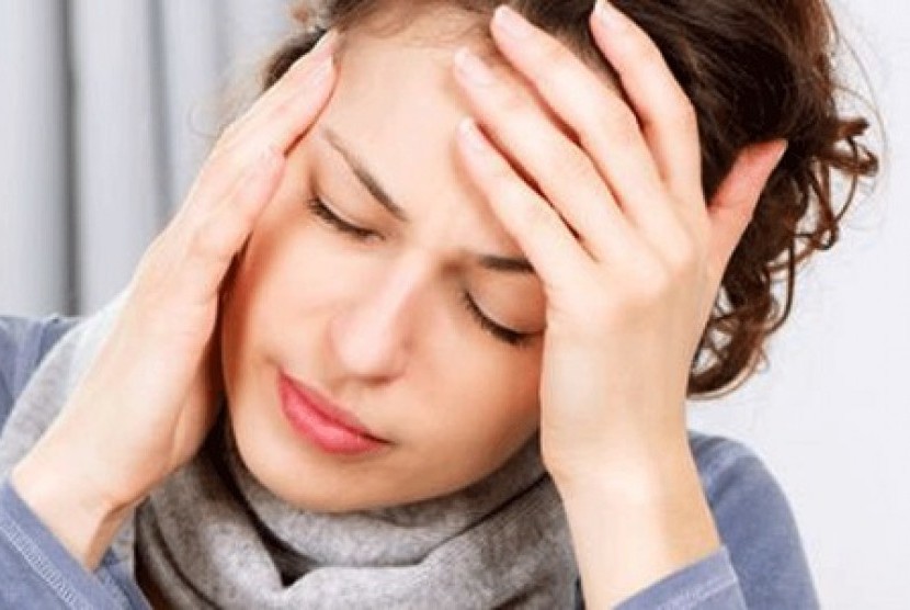 Perempuan migrain. Ilustrasi. Migrain dapat terjadi karena banyak hal, salah satunya stres.