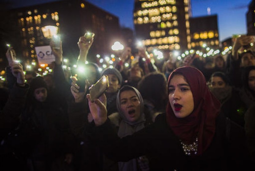 Perempuan Muslim AS meneriakkan slogan dalam unjuk rasa menentang kebijakan imigrasi Presiden AS Donald Trump di Washington Square Park di New York, 25 Januari 2017.