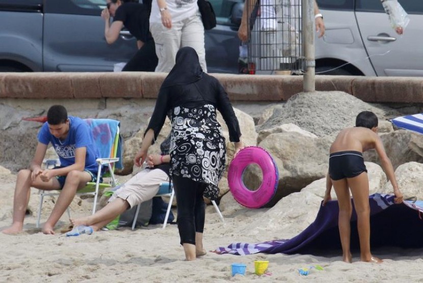 Perempuan Muslim mengenakan pakaian renang tertutup atau burkini di Pantai Marseille, Prancis, 17 Agustus 2016.