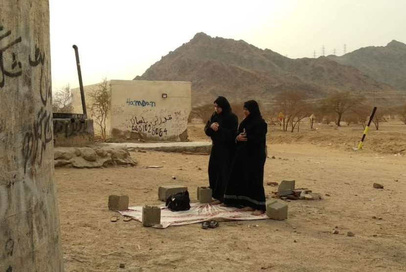 Perempuan Pakistan melaksanakan shalat dekat Sumur Rawha, Sabtu (8/9). Lokasi Lembah Rawha disebutkan dalam hadits sebagai tempat bertalbiyah Isa Almasih Alaihissalam saat hendak berhaji atau berumrah.