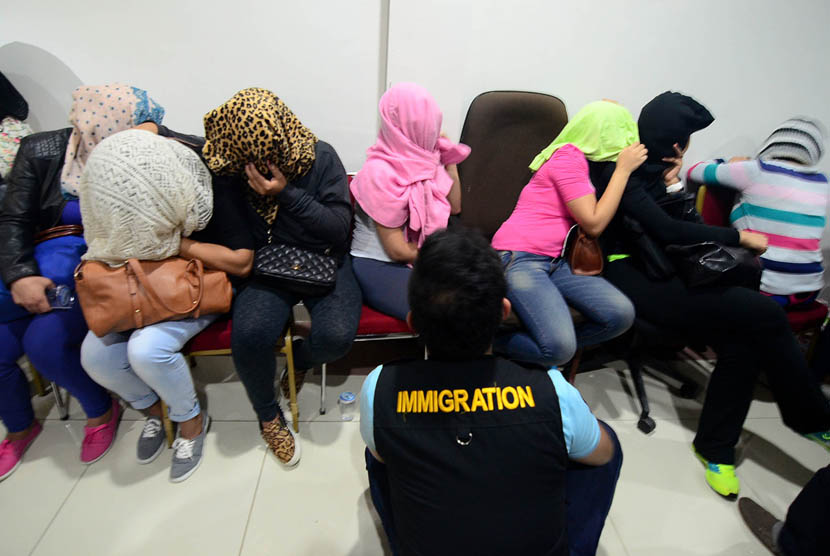 Perempuan Pekerja Seks Komersial (PSK) menunggu pendataan Dinsos Kabupaten Bogor.