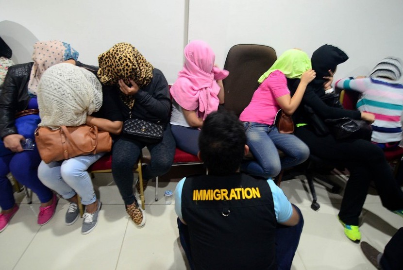 Perempuan Pekerja Seks Komersial (PSK) asal Maroko menunggu pendataan di Kantor Imigrasi wilayah Bogor, Jabar, Rabu (4/12) malam. Sebanyak 19 perempuan PSK asal Maroko tersebut ditangkap di wilayah Puncak Bogor karena menyalahgunakan visa turis dengan beke