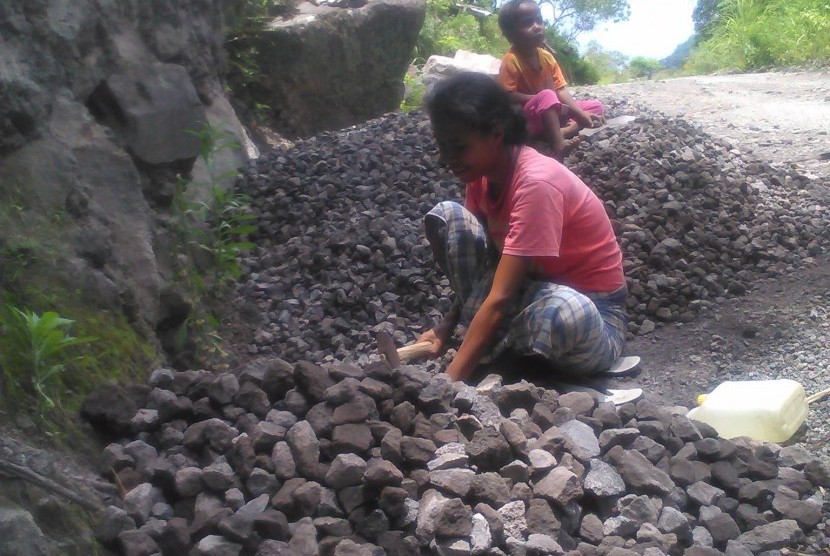 perempuan pemecah batu di NTT