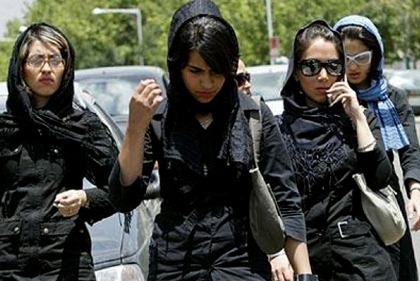 Perempuan penjaga stan Iran