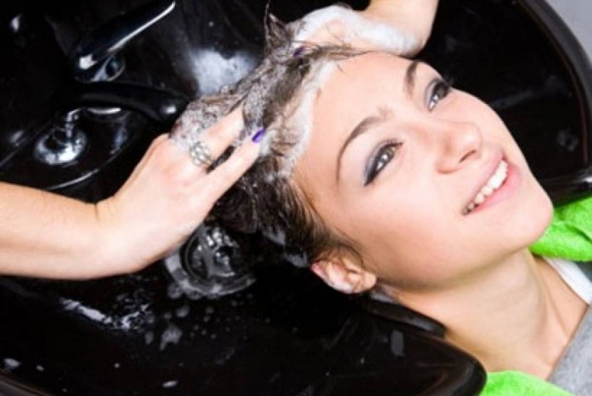 Cuci rambut secara rutin agar rambut tetap terjaga kebersihannya./ilustrasi