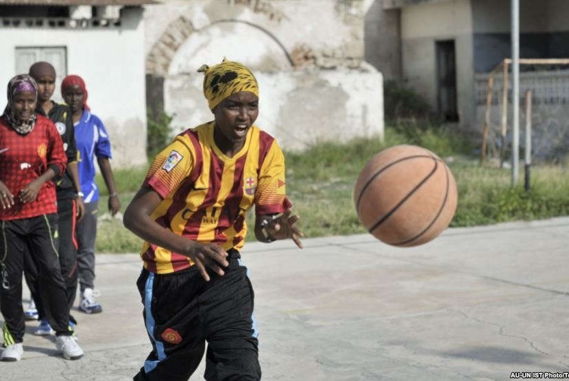 Perempuan Somalia bermain basket.