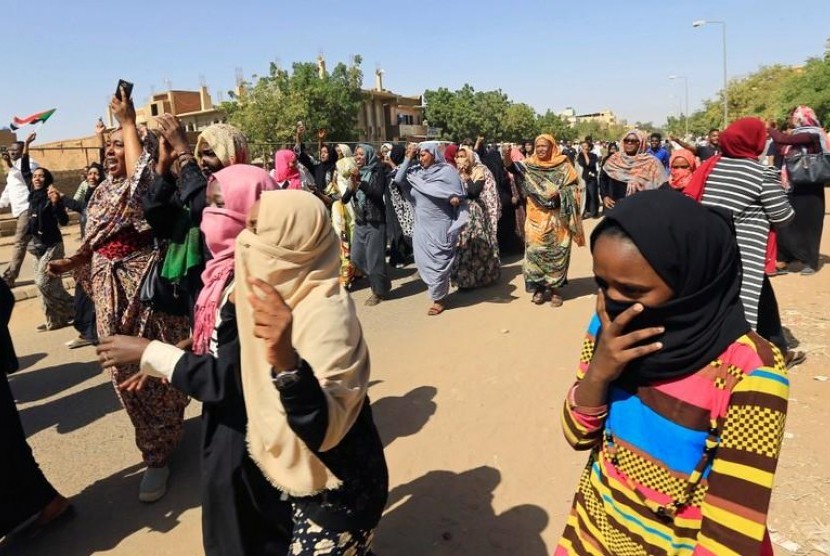Perempuan Sudan bergabung dalam protes antipemerintah di Khartoum, Sudan, 18 Januari 2019.