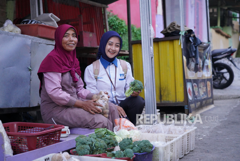 Perempuan terlibat dalam pengembangan UMKM.