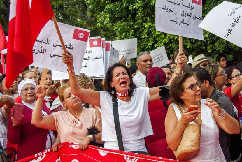 Perempuan Tunisia menuntut persamaan warisan dengan laki-laki di Tunis, Senin (13/8). Sistem saat ini berdasarkan hukum Islam dimana perempuan mendapat warisan setengah dari laki-laki.