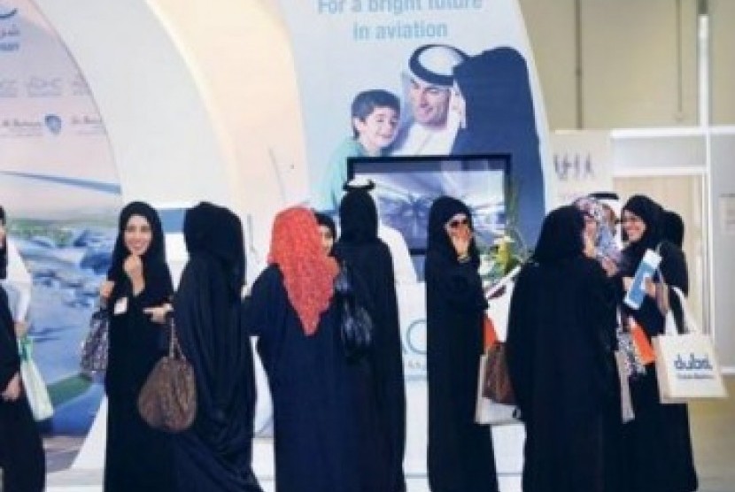 Perempuan Uni Emirat Arab di suatu pusat perbelanjaan. Abu Dhabi dilaporkan telah mendisinfeksi 41 mal yang telah dibuka kembali. Ilustrasi.