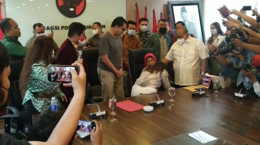 Perempuan yang memaki ibu politikus PDIP Arteria Dahlan, Anggiat Pasaribu (Rindu), menyampaikan permohonan maaf secara langsung kepada ibu Arteria Dahlan, Wasniar Wahab di Kompleks Parlemen Senayan, Jakarta, Kamis (25/11). 