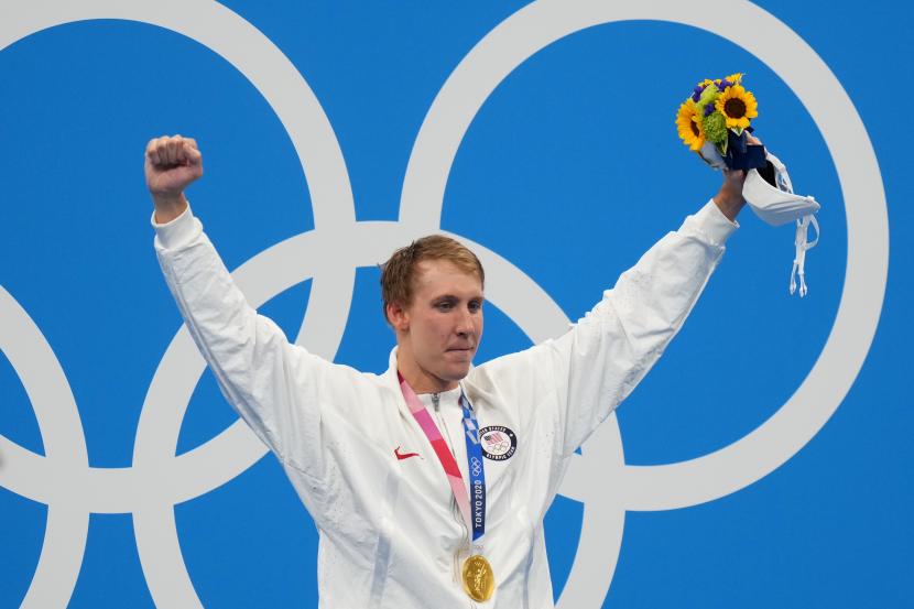 Perenang Amerika Serikat (AS) Chase Kalisz melakukan selebrasi setelah meraih emas pada nomor balap 400 meter di Tokyo Aquatic Centre, Ahad (25/7).