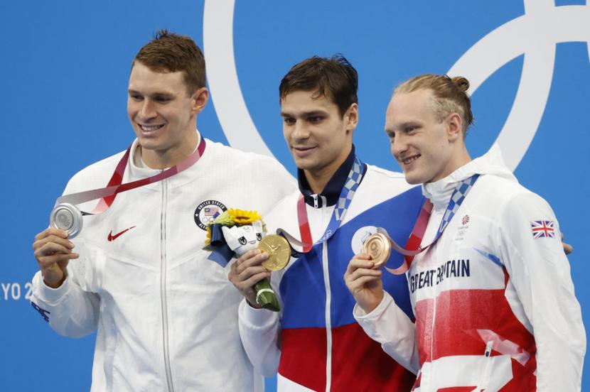 Perenang AS Ryan Murphy (kiri) memamerkan medali perak nomor 20 meter gaya punggung putra, bersama peraih emas Evgeny Rylov dari Rusia (tengah) dan Luke Greenbank dari Inggris Raya yang meraih perunggu. 