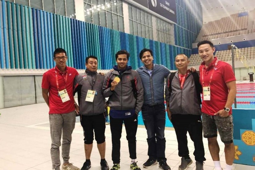 Perenang I Gede Siman Sudartawa (ketiga kiri) bersama Wakil Ketua Umum PB PRSI, Harlin E. Rahardjo (ketiga kanan) dan para pelatih renang Indonesia.