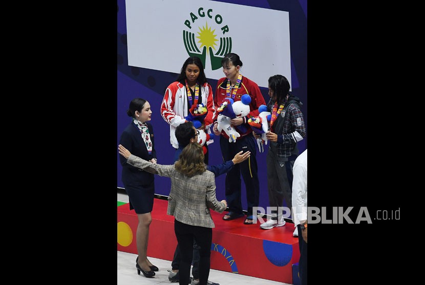 Perenang Indonesia Permatahani Azzahra (kiri atas) mengikuti upacara penganugerahan medali renang Medley 200 meter putri SEA Games 2019 di New Clark City Aquatic Center, Filipina, Rabu (4/12).  Renang dan balap sepeda diharapkan menyumbang emas pada Kamis (5/12).