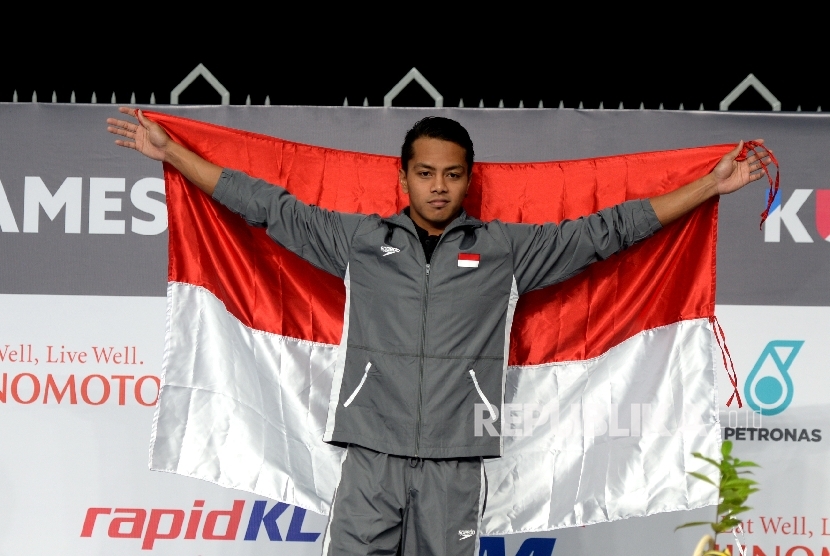 Perenang Indonesia Siman Sudartawa saat acara pengalungan medali untuk Renang 50 meter gaya punggung Sea Games 2017 di National Aquatic Centre, Kuala Lumpur, Senin (21/8). 