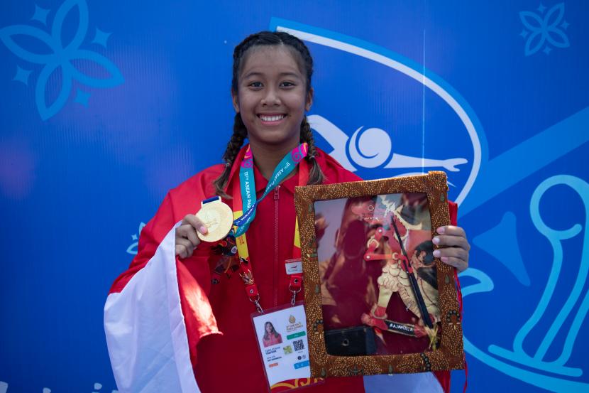 Perenang Indonesia Tara Athaya Yasykur menunjukkan medali emas usai meraih posisi pertama pada final gaya bebas 50 meter putri kategori S12 ASEAN Para Games 2022 di Stadion Jatidiri Semarang, Jawa Tengah, Jumat (5/8/2022). Tara menyabet emas dengan catatan waktu 31,19 detik sekaligus memecahkan rekor nomor kategori tersebut atas nama perenang Thailand pada ASEAN Para Games 2001. 