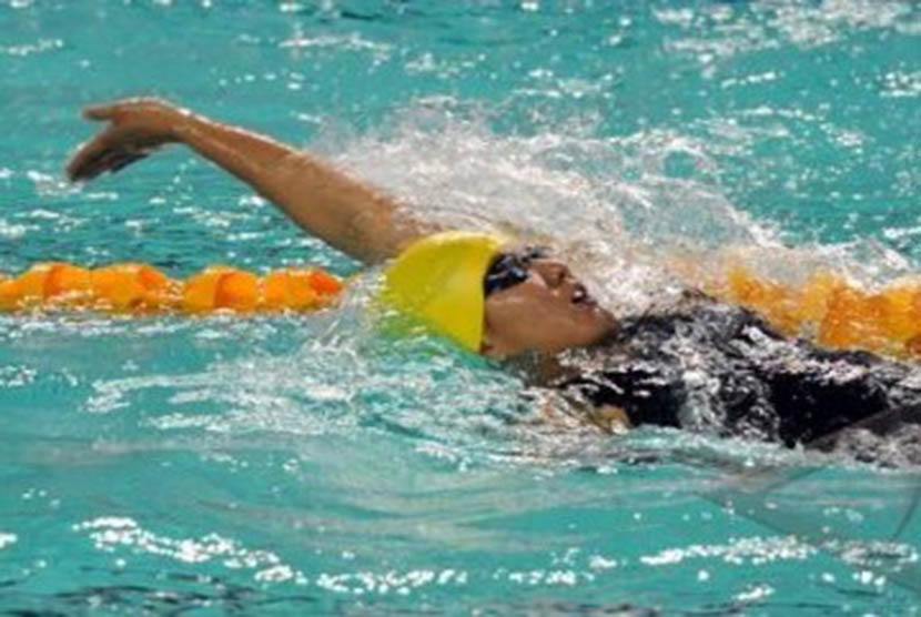 Perenang Indonesia, Yessy Yossaputra, beraksi di nomor 200 meter gaya punggung putri di Stadion Aquatic Centre Jakabaring dalam SEA Games XXVI, Palembang, Sumatera Selatan, Minggu (13/11). 