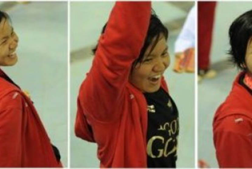 Perenang Indonesia, Yessy Yossaputra, mengekspresikan kegembiraannya usai menyabet emas di nomor 200 meter gaya punggung putri di Stadion Aquatic Centre Jakabaring dalam SEA Games XXVI, Palembang, Sumatera Selatan, Minggu (13/11). 