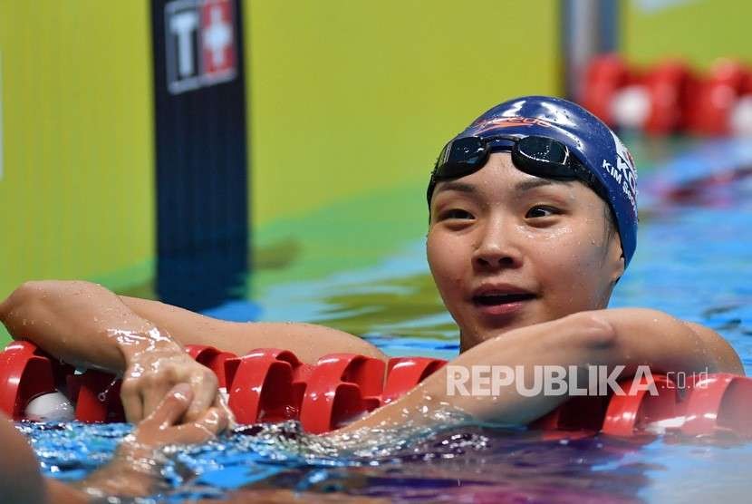 Perenang Korea Selatan Kim Seoyeong melihat ke arah pendukungnya usai menjadi pemenang final 200 meter Gaya Ganti Perorangan Putri Asian Games ke-18 Tahun 2018 di Aquatic Centre GBK, Senayan, Jakarta, Jumat (24/8).