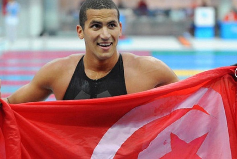 Perenang Tunisia, Oussama Mellouli meraih medali emas di perairan terbuka.