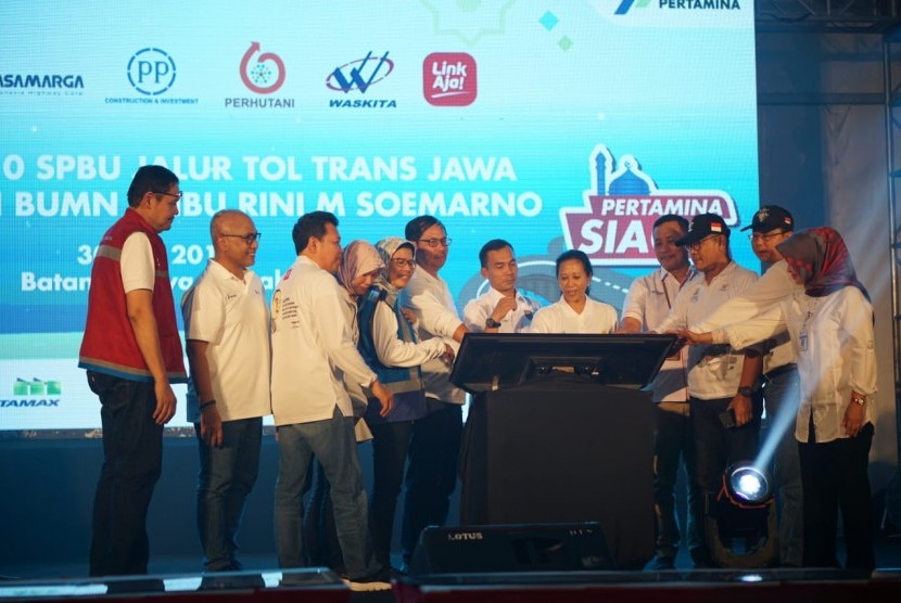 Peresmian 10 SPBU Pertamina yang batu di tol Trans Jawa oleh Menteri BUMN Rini Soemarno dan direksi Pertamina.