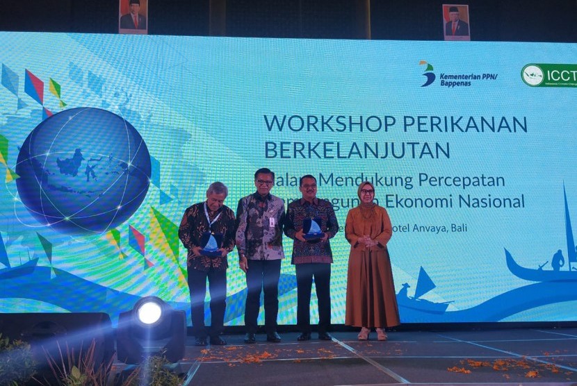 Peresmian acara Workshop Perikanan Berkelanjutan dalam Mendukung Percepatan Pembangunan Ekonomi Nasional pada 11-12 Desember 2019 di Badung, Bali. Turut hadir Direktur Kelautan dan Perikanan Kementerian PPN/ Bappenas Sri Yanti (paling kanan) dan Sekretaris Kementerian PPN/ Bappenas Himawan Hariyoga (dua dari kiri). 