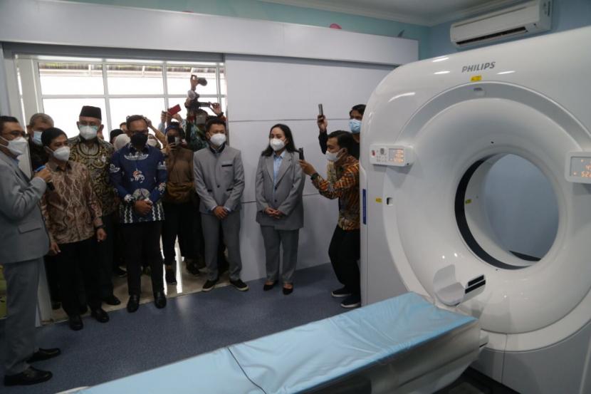 Peresmian alat kesehatan MRI, CT-Scan, dan ESWL di RSUD Kota Bogor, Sabtu (13/11). 
