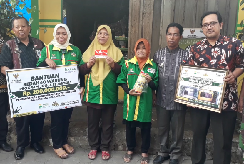 Peresmian bedah warung dari Baznas Kota Yogyakarta kepada salah satu penerima manfaat Warlinah (jilbab coklat) di Kecamatan Umbulharjo, Jumat (21/9). 