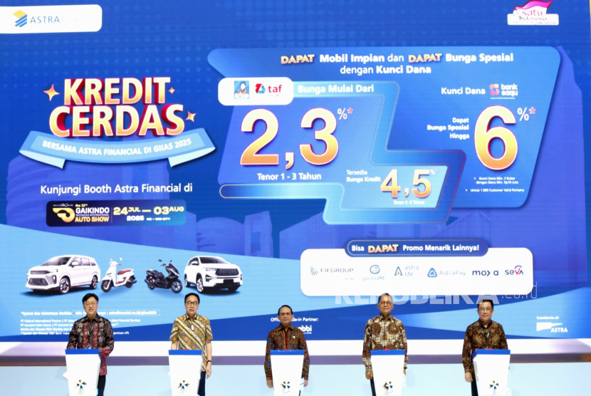 Peresmian booth Astra Financial oleh jajaran Kepala Eksekutif Otoritas Jasa Keuangan (OJK) bersama Komisaris dan Direksi Astra pada Rabu (23/7). Dari kiri ke kanan : Wakil Presiden Direktur Astra (In-Charge Astra Financial), Rudy; Presiden Komisaris Astra, Prijono Sugiarto; Kepala Eksekutif Pengawas Lembaga Pembiayaan, Perusahaan Modal Ventura, Lembaga Keuangan Mikro dan Lembaga Jasa Keuangan Lainnya OJK, Agusman; Kepala Eksekutif Pengawas Perasuransian, Penjaminan dan Dana Pensiun OJK; Ogi Prastomiyono; dan Presiden Direktur Astra, Djony Bunarto Tjondro.
