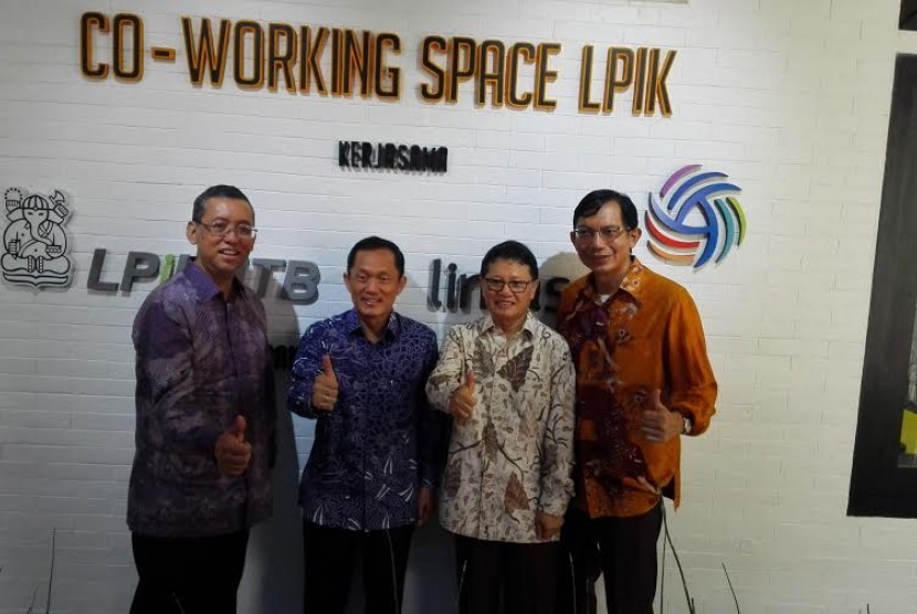 Peresmian Co-Working Space dilakukan bersama oleh Kepala Balitbang SDM Kemenkominfo, Basuki Yusuf Iskandar, Rektor ITB Kadarsah Suryadi, Ketua LPiK ITB Suhono H Supangkat dan CEO/Presiden Direktur Lintasarta, Arya Damar di Bandung (20/4).