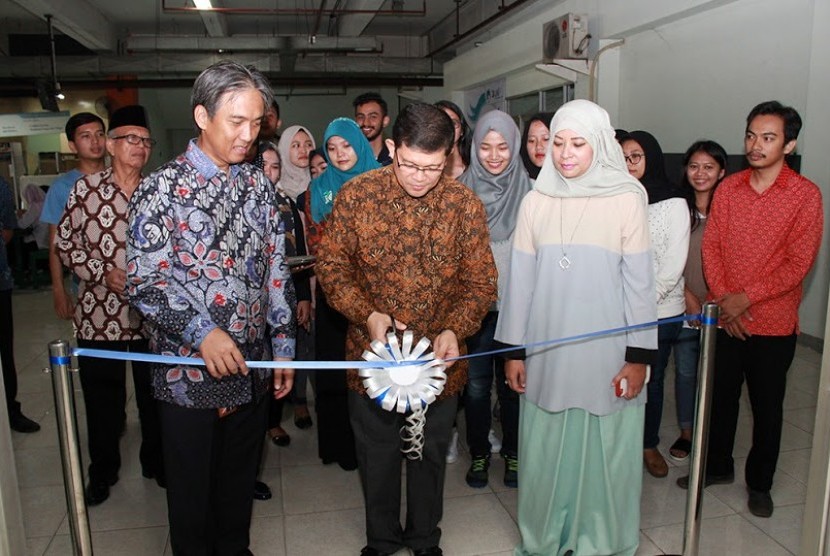 Peresmian galeri investasi di Universitas Al Azhar Indonesia.