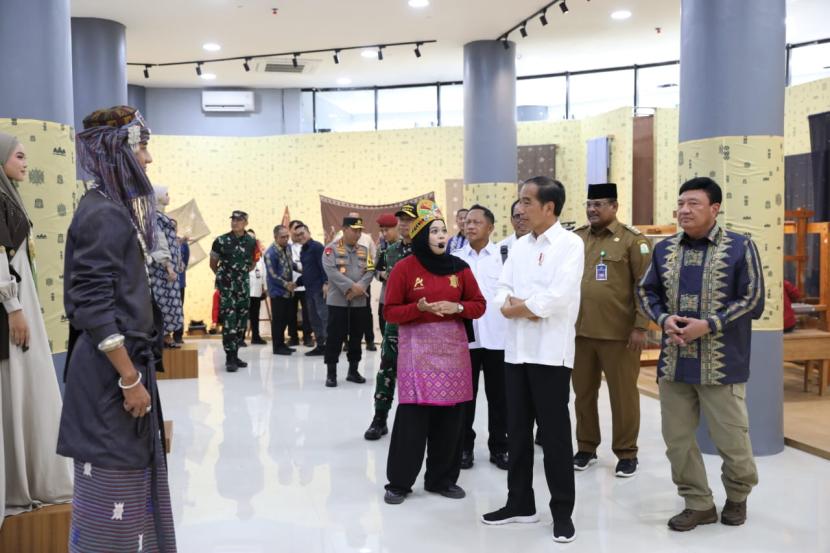 Peresmian gedung Aneuk Muda Aceh Unggul Hebat atau AMANAH, Presiden RI Joko Widodo berkesempatan untuk mengunjungi sejumlah karya dari anak muda Aceh, mulai dari pertanian hingga industri kreatif di Ladong, Aceh Besar, Selasa (15/10/2024).