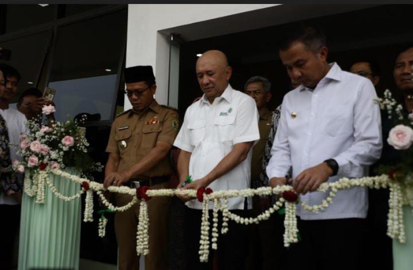 Peresmian Gedung Pusat Layanan Usaha Terpadu (PLUT) Kabupaten Bandung, Jalan Al Fathu, Soreang, Kabupaten Bandung.