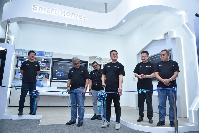 Peresmian Interplay Smart Home+ oleh Direktur Network & IT Solution Herlan Wijanarko (kedua dari kiri), CNBG CEO Huawei Indonesia Steven Wang (ketiga dari kanan) disaksikan oleh Chairman of ITDRI Jemy V Confido (paling kanan), di Innovation Center (InnoCent), Kampus ITDRI.