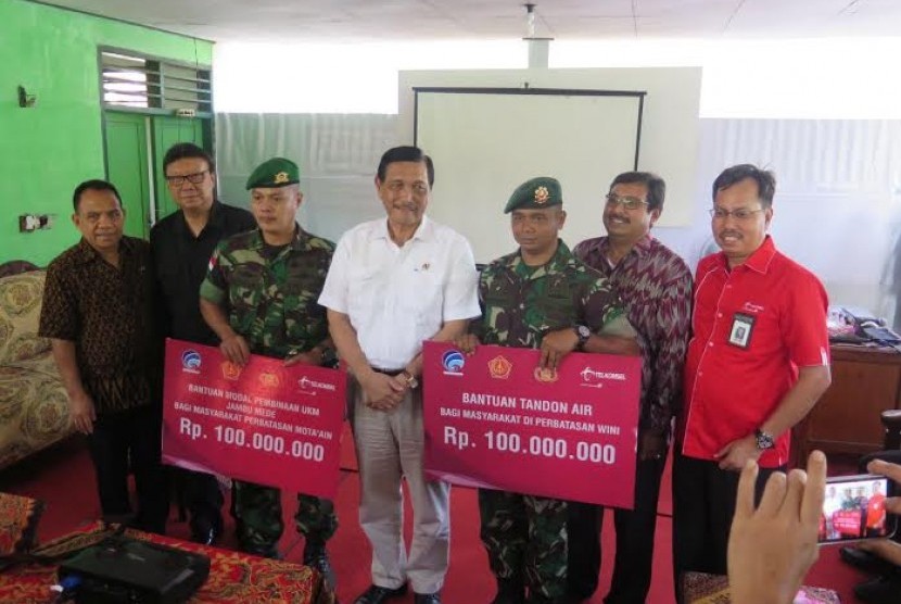 Peresmian jaringan Telkomseldi perbatasan Timor Leste oleh Direktur Sales Mashud Khamid dan Direktur Telekomunikasi Khusus Kemenkominfo Ismail, disaksikan Menko Polhukam Luhut Panjaitan dan Mendagri Tjahyo Kumolo