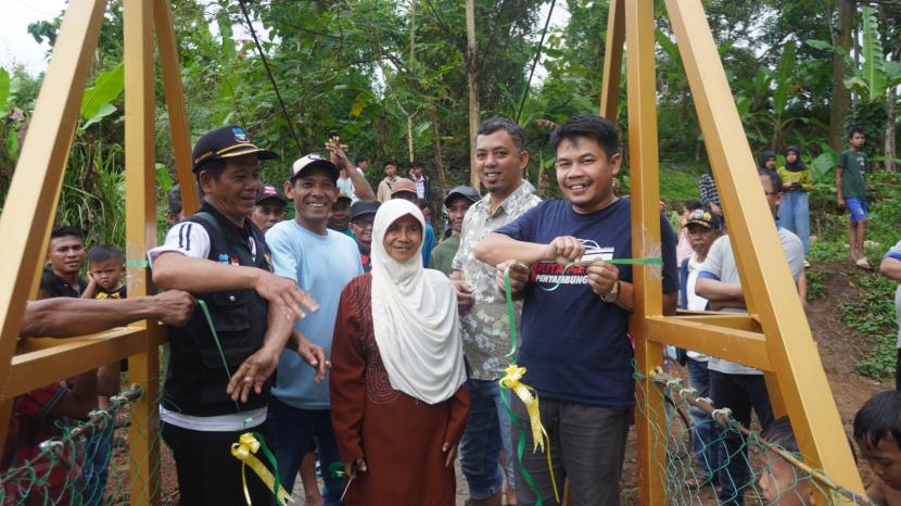 Peresmian jembatan baru yang menghubungkan Kampung Jambangan di Desa Karyamukti dengan Kampung Cibalukbuk di Desa Sagara, Kecamatan Cibalong, Kabupaten Garut, bantuan dari Sonam Group bersama Sasaka Indonesia.