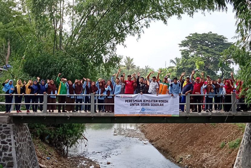 Peresmian jembatan pelajar di Kelurahan Wukirsari, Kecamatan  Imogiri, Kabupaten Bantul, Jumat (14/2).