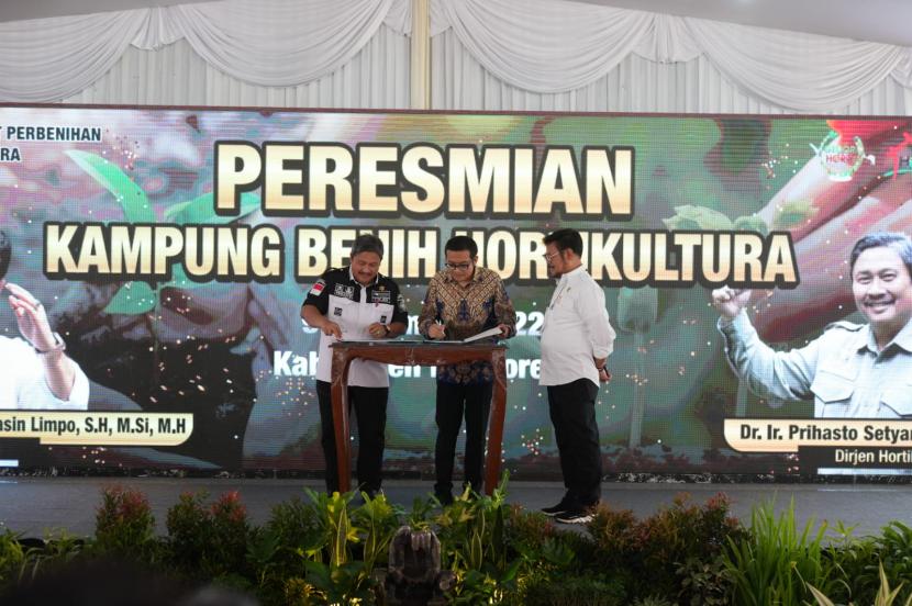 Peresmian Kampung Benih Hortikultura di Desa Karang Duwur, Kecamatan Kemiri, Kabupaten Purworejo, Jumat (11/11), dihadiri juga Menteri Pertanian Syahrul Yasin Limpo dan Head of CSR & Social Engagement Astra, Triyanto. 
